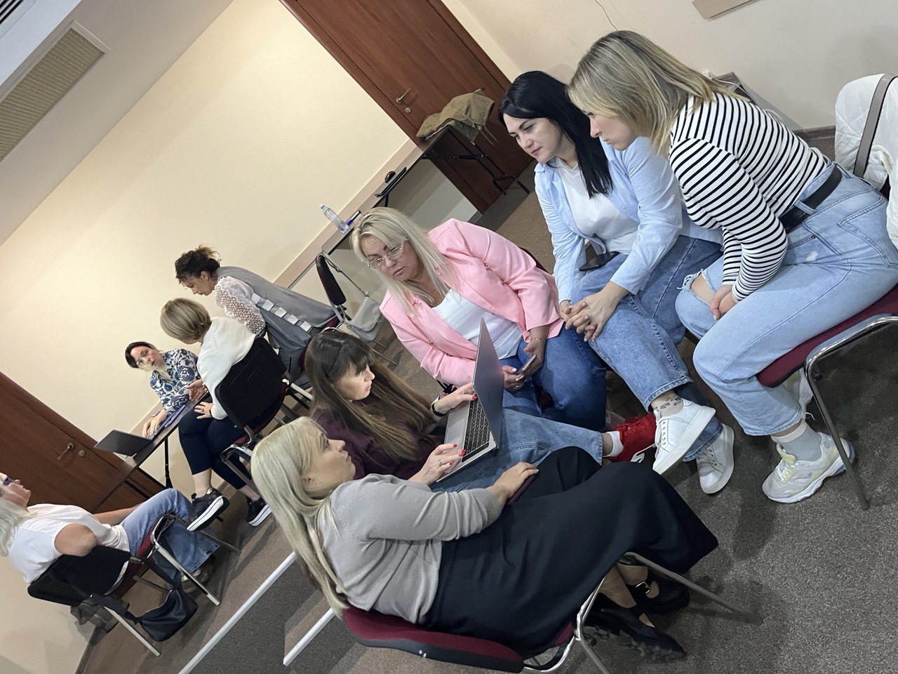 Наша місія - зміцнювати ментальне здоров’я українок та українців, розвивати їх здатність до самореалізації й громадянської активності